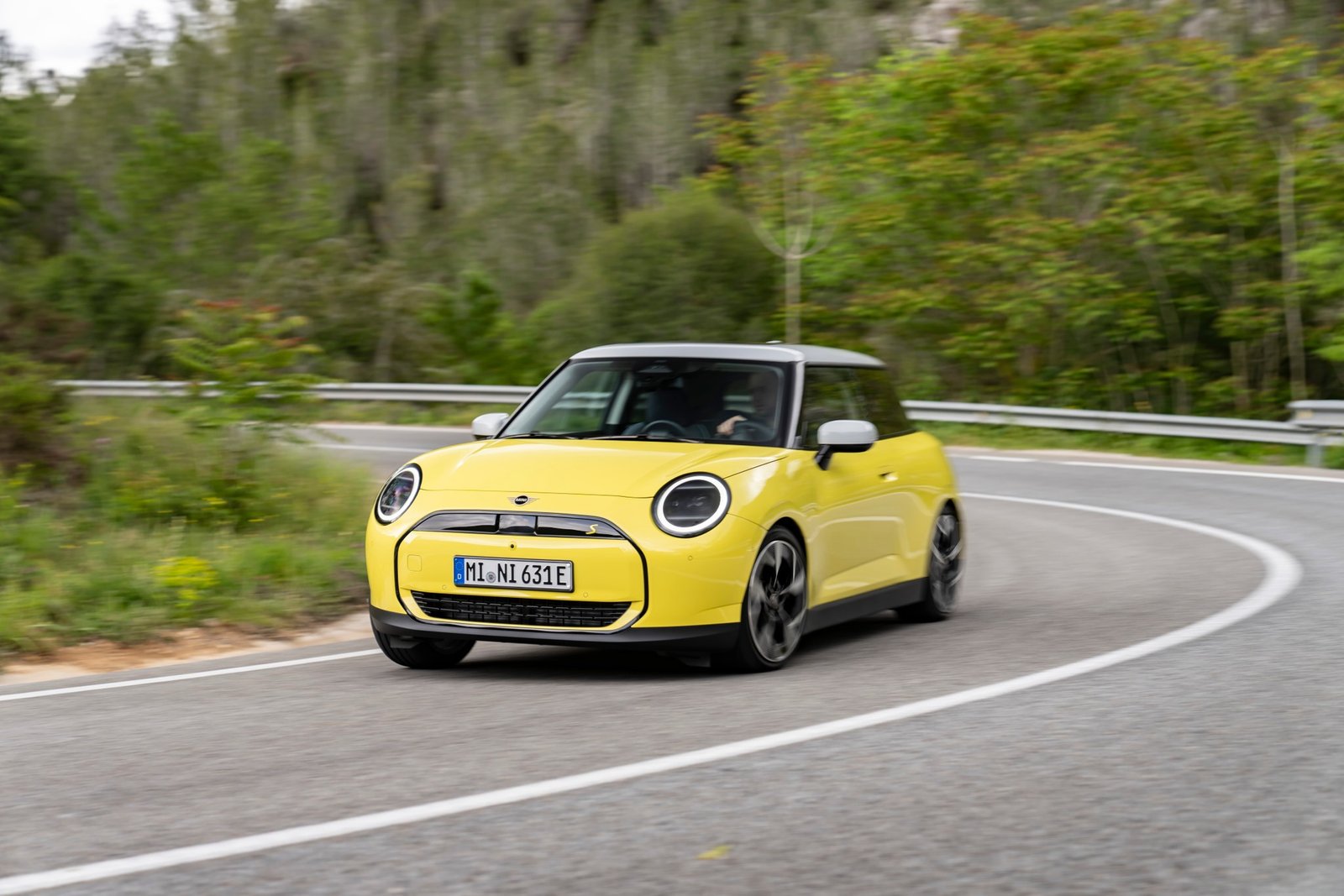 MINI Cooper E/SE: road test, in search of the Go-Kart feeling | Video